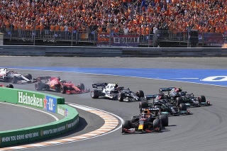 Domáci pretekár Max Verstappen z tímu Red Bull zvíťazil na Veľkej cene Holandska.