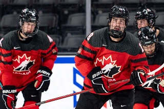 Kanadskí hokejisti do 18 rokov oslavujú gól. 