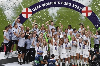  Anglické futbalistky oslavujú zisk prvého titulu majsteriek Európy v Londýne.