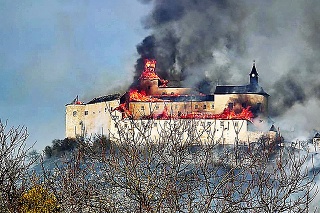 2012: Mohutný požiar  zachvátil hrad v marci. 