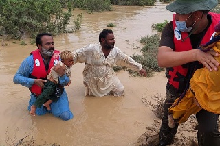 Monzúnové dažde a povodne počas ostatného týždňa usmrtili ďalších 140 ľudí.
