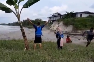 Muž boxujúci do stromu a žena robiaca si selfie: Nič netušiacich ľudí náhle zasiahne prívalová vlna. Doslova ich zmiatla zo zeme