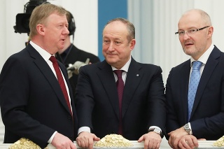 Bývalému Putinovmu poradcovi (naľavo) znecitliveli ruky a nohy.