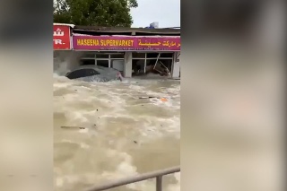 Obrovské záplavy ničia ľuďom príbytky: Z mesta v Arabských emirátoch nezostalo nič. Zo záberov na videu mrazí!