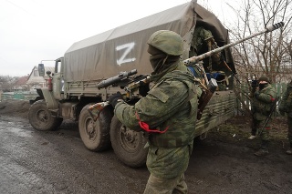 Fotografia zhotovená 5. marca 2022 zobrazuje ozbrojený personál v Donecku.
