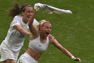 Anglická futbalistka Chloe Kellyová (vpravo) sa teší po strelení víťazného gólu na 2:1.