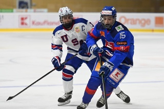Na snímke vpravo hráč Slovenska U18 Dalibor Dvorský a kapitán USA U18 Pasha Bocharov počas zápasu na hokejovom turnaji Hlinka Gretzky Cup 2021.