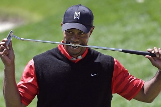 Tiger Woods sa teší z víťazstva na turnaji.