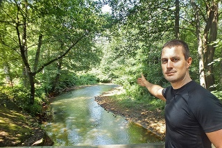 Ján má vodu len zo studne, ktorá je asi 40 metrov od rieky.