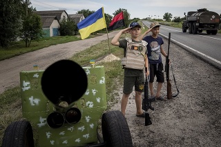 Dvaja jedenásťroční chlapci zdravia ukrajinských vojakov na diaľnici v Charkovskej oblasti.