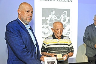 Prezident SOŠV Anton Siekel udelil pamätnú plaketu legende slovenského boxu Jánovi Zacharovi.