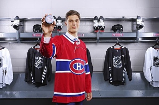 Juraj Slafkovský sa stal najväčšou hviezdou, pretože ho draftovali z prvého miesta. Bude obliekať dres Montrealu Canadiens.