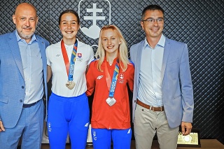 Žrdkárku Annu Šimkovú  a bežkyňu Lenku Gymerskú, mladé slovenské reprezentantky, prijal v sídle Slovenského olympijského a športového výboru (SOŠV) prezident Anton Siekel.