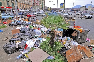 V talianskom Neapole mali dlhé roky problémy s nevyvážaním odpadu pre spory mesta s podnikateľmi.