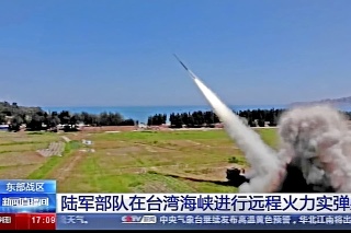 Čína pri cvičení vystreľuje množstvo rakiet rôznych typov.