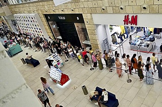 Rusi pred predajňou v moskovskom nákupnom centre vytvorili dlhý rad.
