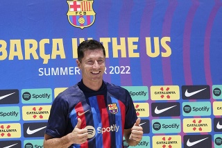 Poľský futbalista Robert Lewandowski pózuje v drese svojho nového zamestnávateľa, katalánskeho veľkoklubu FC Barcelona.