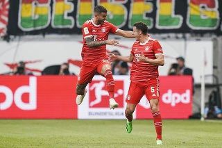 Futbalista Bayernu Mníchov Benjamin Pavard (vpravo) sa teší so spoluhráčom Lucasom Hernandezom po strelení gólu.