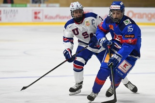 Na snímke vpravo hráč Slovenska U18 Dalibor Dvorský a kapitán USA U18 Pasha Bocharov počas zápasu na hokejovom turnaji Hlinka Gretzky Cup 2021.