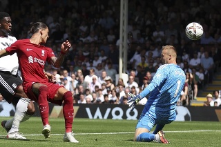 Na snímke vpravo slovenský brankár Fulhamu Marek Rodák inkasuje gól od Darwina Nuneza z Liverpoolu (druhý sprava) v zápase úvodného kola anglickej Premier League FC Fulham - FC Liverpool.