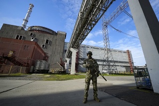 Ruský vojak hliadkuje v priestoroch Záporožskej atómovej elektrárne (archívne foto).