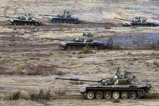 Ruské tanky pri cvičení
