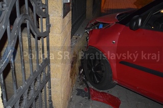 Opitý vodič prešiel do protismeru a narazil do plota domu v Pezinku.