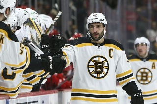 Kapitán Bostonu Bruins Patrice Bergeron (vpravo).