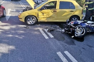 Motocyklista po zrážke s autom v Bratislave podľahol zraneniam