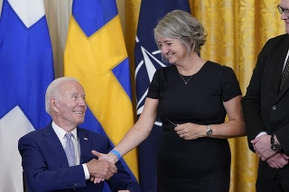Americký prezident Joe Biden (vľavo) si podáva ruku so švédskou veľvyslankyňou v USA Karin Olofsdotterovou, vpravo fínsky veľvyslanec v USA Mikko Hautala.