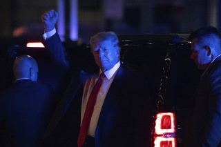 Bývalý prezident Donald Trump vchádza do Trump Tower v New Yorku, v utorok 9. augusta 2022.