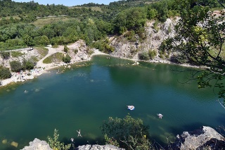 Vďaka farbe vody a prostrediu jazero pripomína návštevníkom malé Chorvátsko.
