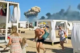Turisti po explóziách utekajú z pláží.