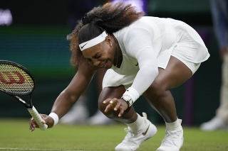Na snímke americká tenistka Serena Williamsová ani na tohtoročnom Wimbledone nezíska vytúžený 24. grandslamový singlový titul. Pre zranenie skrečovala zápas 1. kola dvojhry s Bieloruskou Aleksandrou Sasnovičovou za stavu 3:3 v prvom sete.