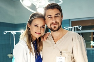 Ona dostala v seriálovom hite Jojky rolu doktorky, on sa stal sanitárom.