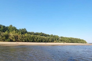Takéto fotografie zachytil čitateľ pri sútoku rieky Dunaj a Váh.
