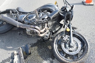 Motocyklista po zrážke s osobným autom v Košiciach utrpel ťažký úraz.