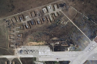 Táto satelitná snímka, ktorú poskytla Planet Labs PBC, ukazuje zničené ruské lietadlá na leteckej základni Saki po výbuchu v utorok 9. augusta 2022 na Krymskom polostrove, polostrove Čierne more, ktorý Rusko obsadilo z Ukrajiny a anektovalo v marci 2014.