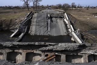Most, ktorý zničila ukrajinská armáda, aby zabránila prechodu ruským tankom neďaleko kyjevského predmestia Brovary.