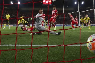 Mark Flekken bol pri druhom góle Dortmundu bezmocný.