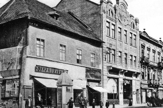 1902 - Obľúbený už dlhé roky:  Fasáda síce prešla mnohými úpravami, ale zákazníkov Levočský dom nikdy nestratil.