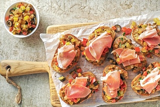 Tapas so šunkou Jamón Serrano a baklažánovým šalátikom