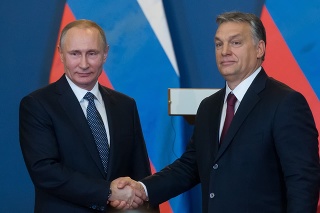 Archívna fotku z roku 2017. Zľava: Ruský prezident Vladimir Putin a maďarský premiér Viktor Orbán.