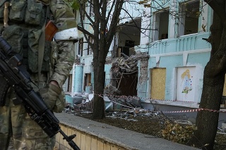 Ruský vojak stojí pri zničenej budove po ostreľovaní v Donecku.