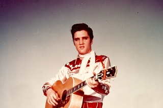 Elvis si vyslúžil prezývku kráľa rokenrolu.