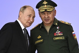 Minister obrany Sergej Šojgu v rozhovore s prezidentom Vladimirom Putinom (vľavo).