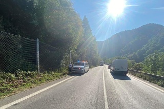 Na cestu pod Strečnom spadli skaly, havarovali dve autá.