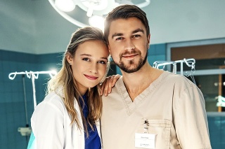 Ona dostala v seriálovom hite Jojky rolu doktorky, on sa stal sanitárom.