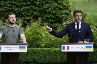 Zľava ukrajinský prezident Volodymyr Zelenskyj a francúzsky prezident Emmanuel Macron.