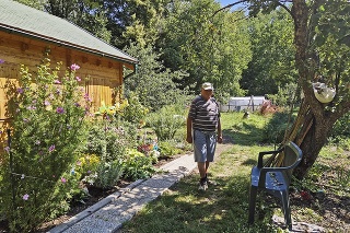 Anton na zamenených pozemkoch pestoval kvety a zeleninu, vybudoval tu i záhradný domček.